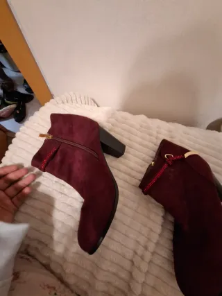 Botines tacón rojos ante