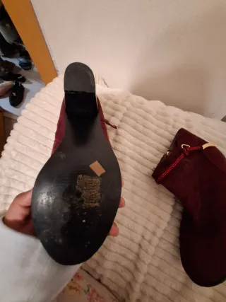 Botines tacón rojos ante