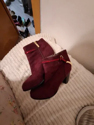 Botines tacón rojos ante