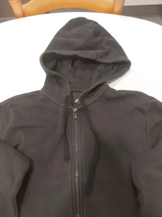 Sudadera Adidas con cremallera y capucha