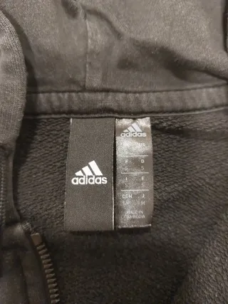 Sudadera Adidas con cremallera y capucha