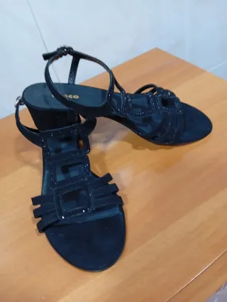 Sandalias negras con pedrería