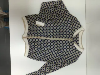 Bomber fluida azul y beige dorado.