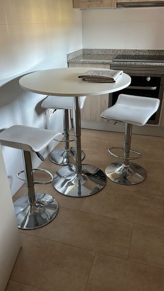Mesa alta redonda con 3 taburetes