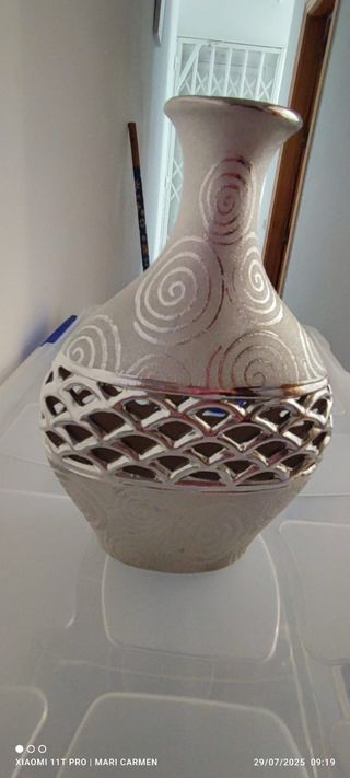 Jarrón de cerámica beige y plata