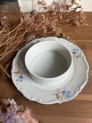 Mantequillera de porcelana alemana  flores azules