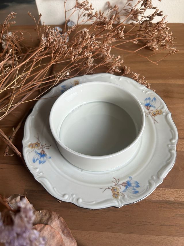 Mantequillera de porcelana alemana  flores azules