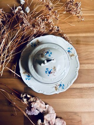 Mantequillera de porcelana alemana  flores azules