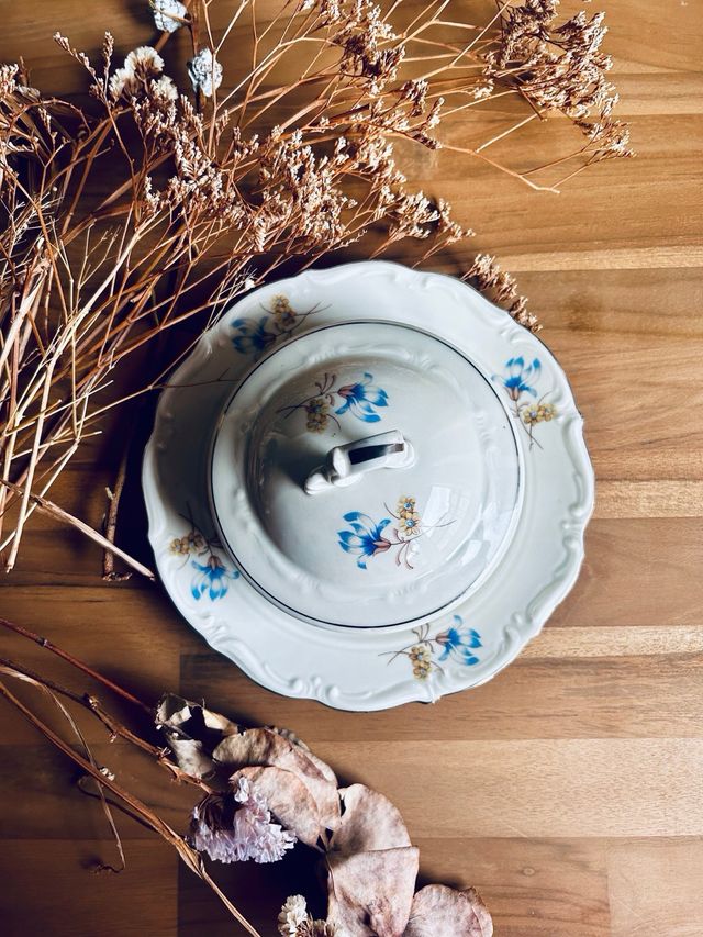 Mantequillera de porcelana alemana  flores azules