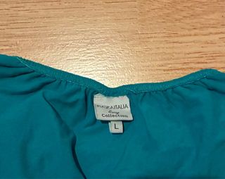 Top halter verde con estampado de corazón