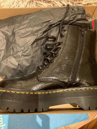 Botas tipo Dr. Martens charol plataforma T40