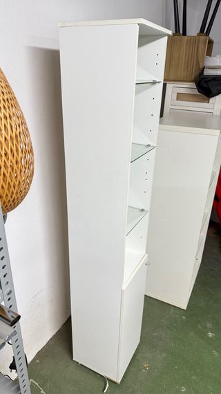 Estantería alta blanca con baldas de cristal