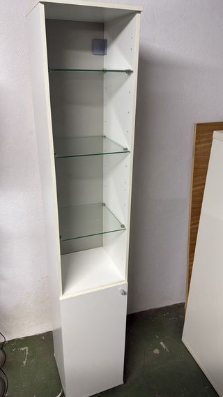 Estantería alta blanca con baldas de cristal