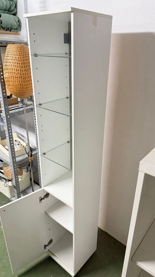 Estantería alta blanca con baldas de cristal