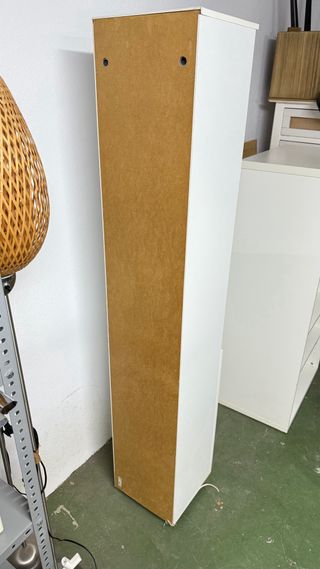 Estantería alta blanca con baldas de cristal