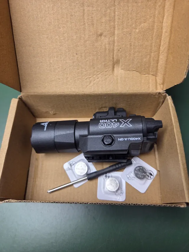 Linterna Táctica SureFire X400 Ultra Roja