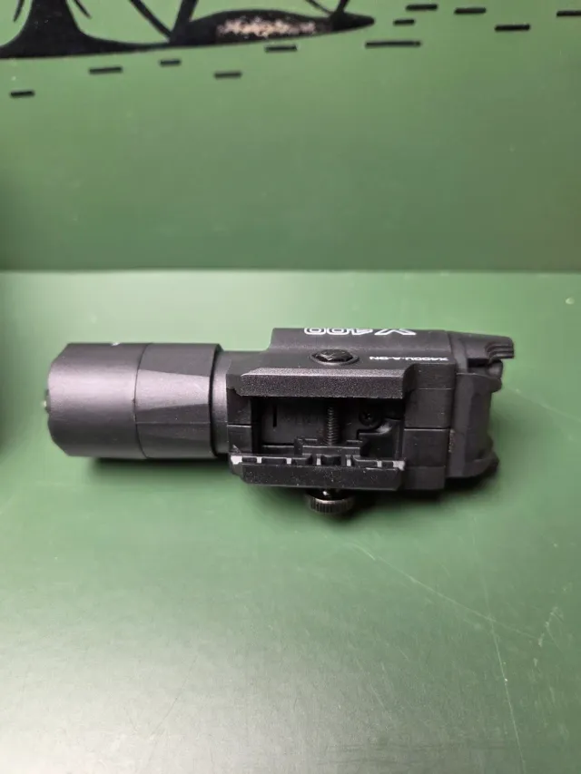 Linterna Táctica SureFire X400 Ultra Roja