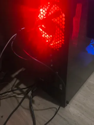 PC Sobremesa Gaming con Luces LED Rojas