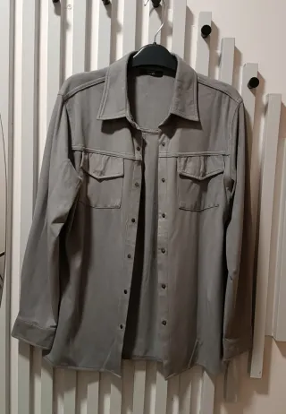 Conjunto Camisa Gris y Leggins Negros Talla S.