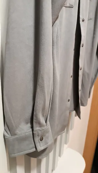 Conjunto Camisa Gris y Leggins Negros Talla S.