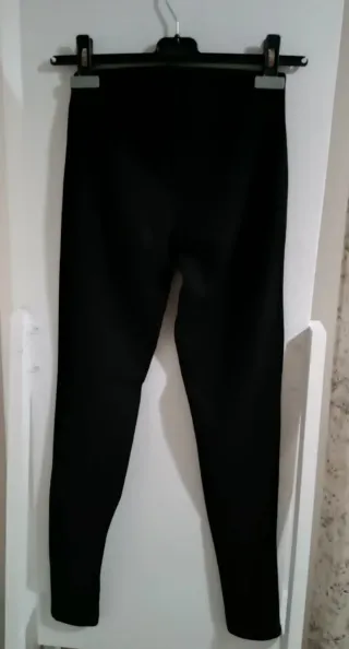 Conjunto Camisa Gris y Leggins Negros Talla S.