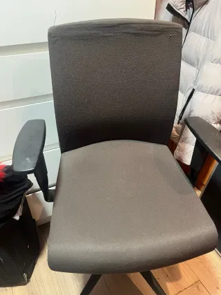 Sedia da ufficio grigia in tessuto