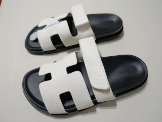 Sandali Hermes bianchi e neri