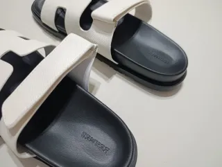 Sandali Hermes bianchi e neri