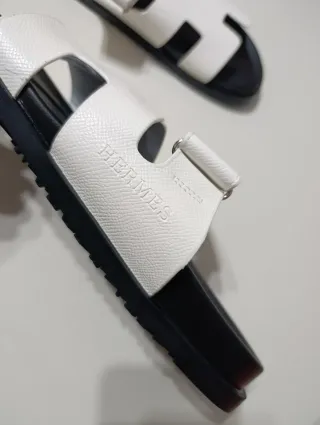 Sandali Hermes bianchi e neri