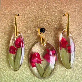 Pendientes y colgante flores rojas resina