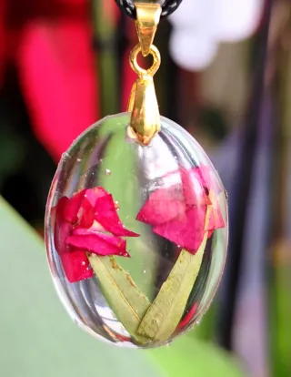 Pendientes y colgante flores rojas resina