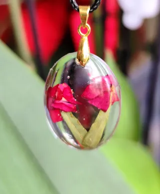 Pendientes y colgante flores rojas resina