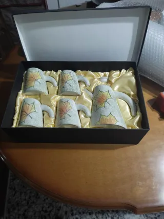 Set di tazze da caffè in ceramica con foglie d'autunno