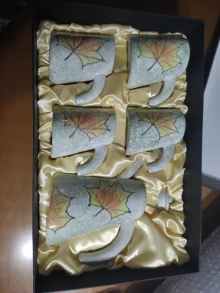 Set di tazze da caffè in ceramica con foglie d'autunno