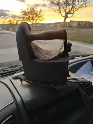 Plancha de carbón antigua con parrilla