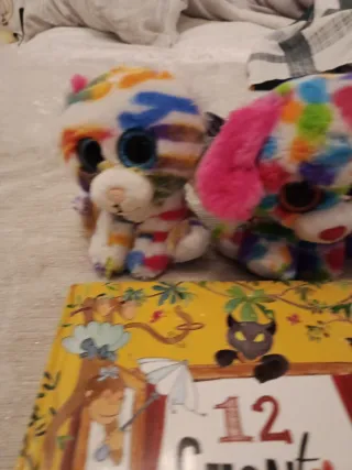 Lote de libros y peluches para José