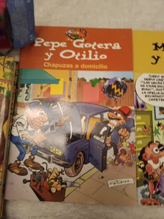 Lote de libros y peluches para José