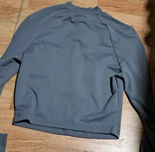 Camiseta corta manga larga gris