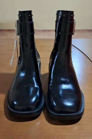 Botines negros con hebilla y tachuelas
