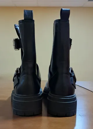 Botines negros con hebillas