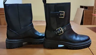 Botines negros con hebillas