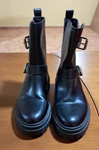 Botines negros con hebillas