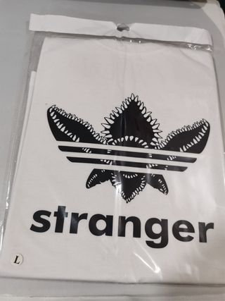 Camiseta Stranger Things  Blanca.negra