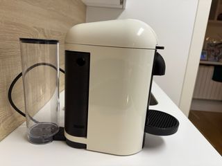 Cafetera Nespresso Vertuo Plus de Krups blanca