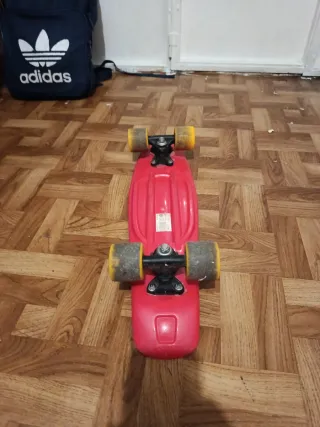 Monopatín infantil rojo