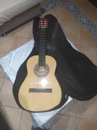 Guitarra Española Sonora Cadete con su Funda
