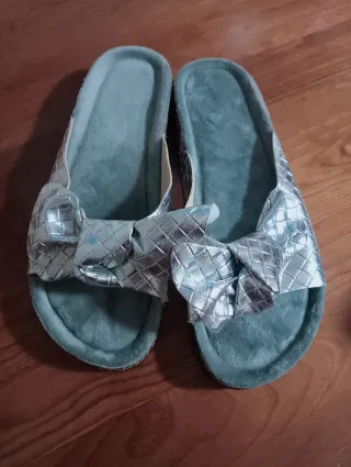 Ciabatte argentate con fiocco