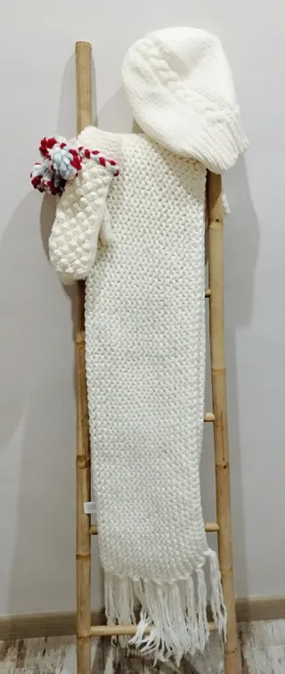 Conjunto invernal: bufanda, gorro y manoplas.