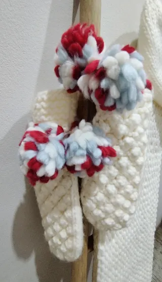 Conjunto invernal: bufanda, gorro y manoplas.