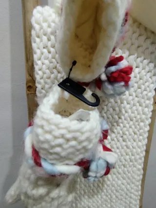 Conjunto invernal: bufanda, gorro y manoplas.